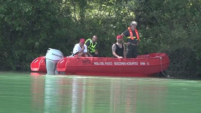 Si tuffa in un laghetto e non riemerge. Ricerche per un 45enne ad Anghiari - UWy7KCL6lN8