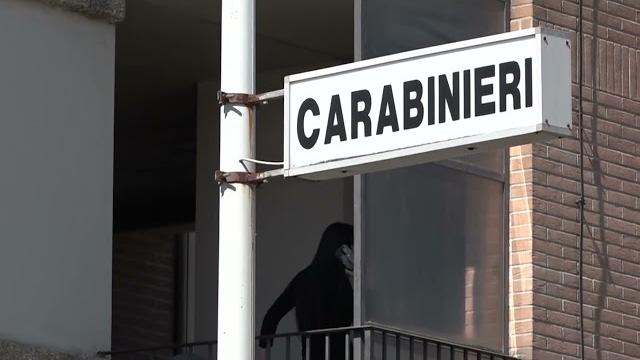 Sorpreso con un pugnale all'interno della stazione di Bibbiena: denunciato - WHjEqnG6BQo