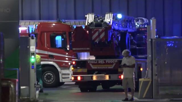 Arezzo, incendio in un'azienda di smaltimento rifiuti elettronici - WYSYs3FnvYk