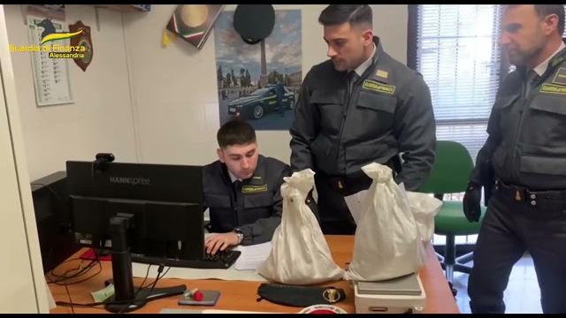 Finanza sequestra 60 chilogrammi di argento puro senza marchio: erano destinati ad azienda di Arezzo - WsP538nQBHI