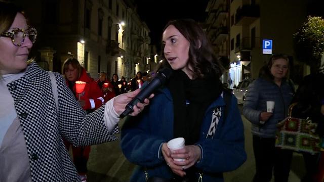 Tante luci per ricordare Sara e Brunetta e dire no alla violenza contro le donne - X8mLavP2Wcw