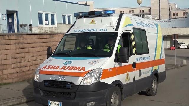 In arresto cardiaco sul raccordo mentre andava alla "Città del Natale". Salvato  un 48enne - XP0Ku9DbGkg