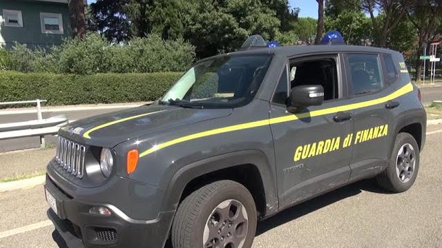 Controlli a Campo di Marte, denunciato un pusher. Al mercato sequestrati 1800 articoli contraffatti - Yp5GNHc6Hus