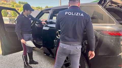 Auto di lusso rubata intercettata in A1, targhe e carta di circolazione contraffatte: fermato - Zq07plH7x4A