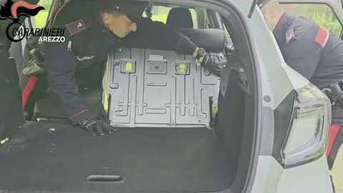 Sorpresi con un chilo di cocaina nascosta nel sedile dell'auto. Arrestati - _cZlSuCCdk4