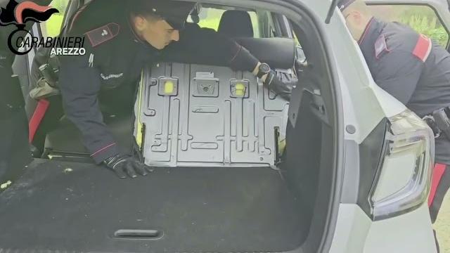 Sorpresi con un chilo di cocaina nascosta nel sedile dell'auto. Arrestati