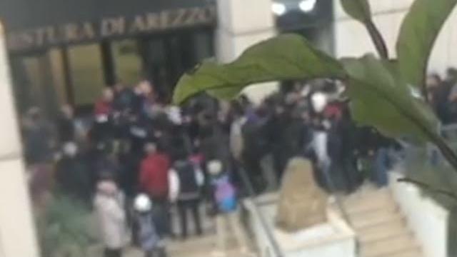 Lunghe code davanti all'ufficio immigrazione di Arezzo: fuori al freddo di notte per un appuntamento - _wTAKI0oJH8