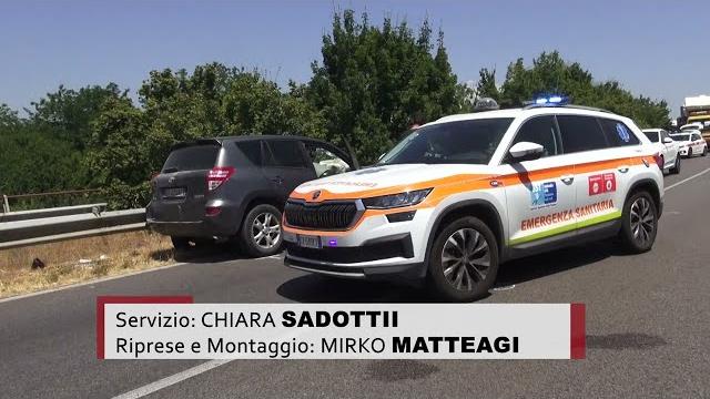 Frontale lungo il raccordo autostradale di Arezzo, due feriti - aAK4Gb50kW4