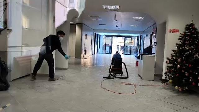 Tenta di incendiare la Questura di Arezzo, arrestato un 30enne - aWP7ErwpNFM