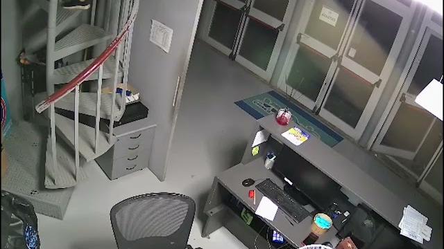 Rubano al Centro Nuoto Valdarno di Montevarchi. Le telecamere riprendono tutto - bytaAoNcAm4