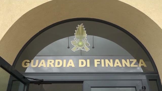 Trovato con cocaina e denaro dello spaccio: incastrato dai cani antidroga - c3gDe9eVSDk