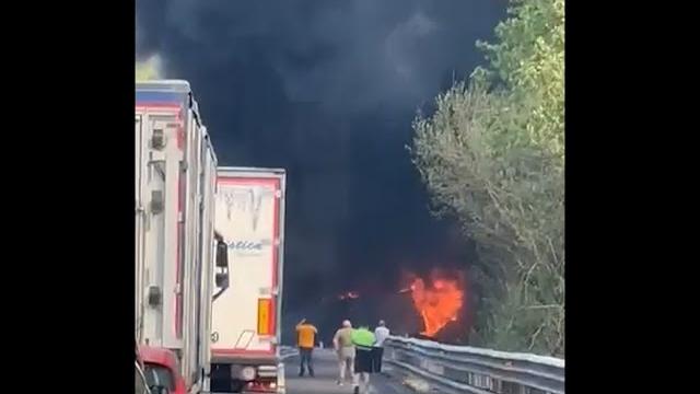 Inferno nel tratto aretino della A1. Mezzo pesante si ribalta e si incendia - cLOxQcM7eOM