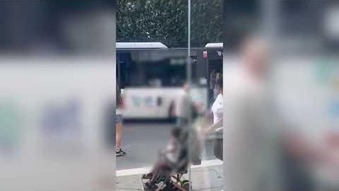 Controllore picchiato sul bus, il responsabile si scusa - cQt6qb2xAzk