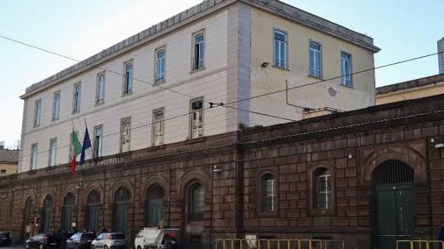 Arezzo, accoltellò un addetto alla sicurezza: fermato nel Napoletano - dL0w_616MMs