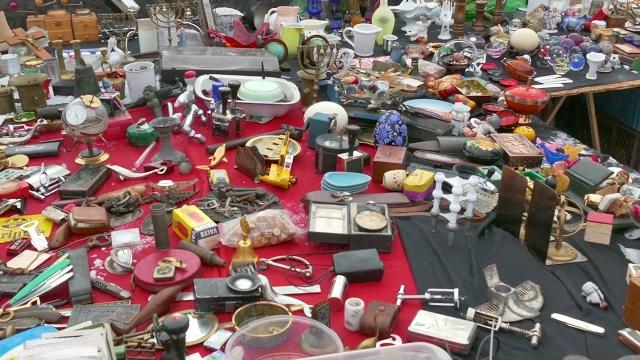 Furto al mercatino dell'usato: denunciati due fratelli - eqOyA4aHo8o