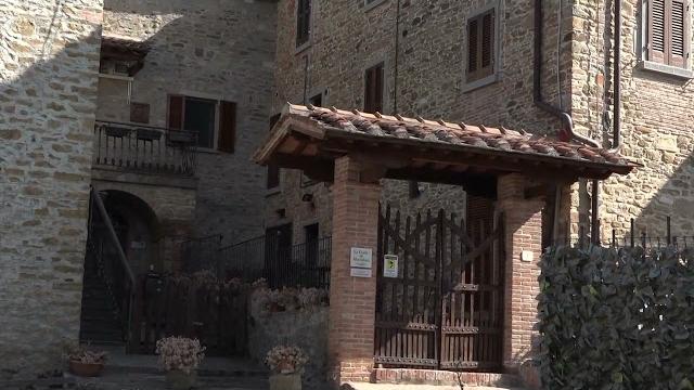 Tragedia della solitudine alle porte di Arezzo, trovato senza vita in casa - fUE-Vy5gifA