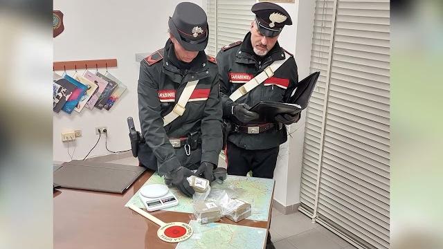 A passeggio in centro con un chilo e mezzo di hashish in una busta: arrestato - g61hlm0AWuQ