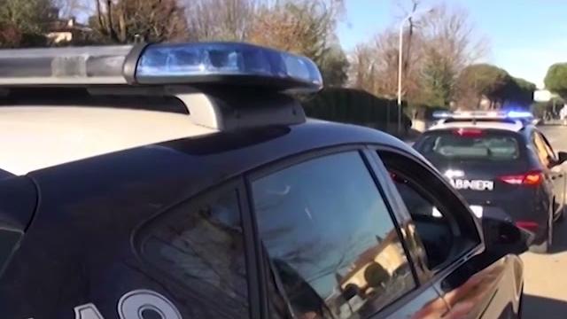 Armato di ascia spacca tavolini e sedie di un bar: arrestato a Sansepolcro - gLWDY8ZN5JE