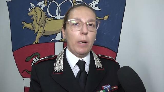 Picchia e minaccia la moglie che si rifugia dalla vicina: denunciato l'aggressore - izICPeC9WOY