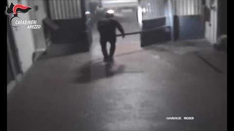 Furto sventato alla Chini, le immagini dell'assalto. Immediato l'arrivo dei carabinieri - j1JbfCALKhs