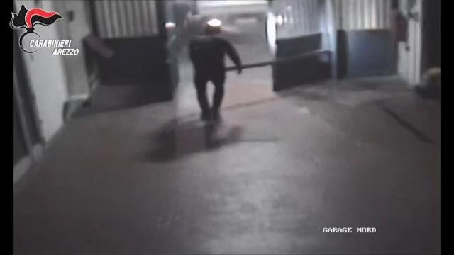 Furto sventato alla Chini, le immagini dell'assalto. Immediato l'arrivo dei carabinieri