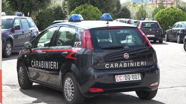 In fuga da Avellino con la figlioletta, fermata ad Arezzo. Denuncia il marito per maltrattamenti - j8NOpxedp5c