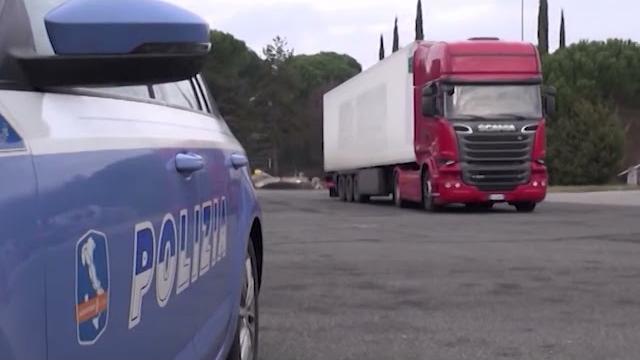 In A1 con 34 chili di hashish nascosti in valigia: arrestati due giovani di 19 e 20 anni - kDftqfLBR6M