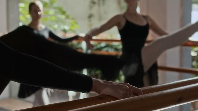 La "truffa della ballerina" arriva anche nell'Aretino. Ecco come difendersi - kZ64rzkvMPo