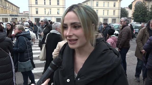 Arezzo, in tanti a manifestare per dire no al bullismo nel luogo dell'aggressione alla 11enne - klg_YCj8Nvk