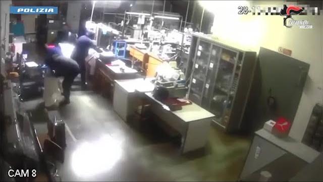Furti agli orafi aretini. Arrestata una banda. Le immagini dei colpi - lfCFiqRga9c