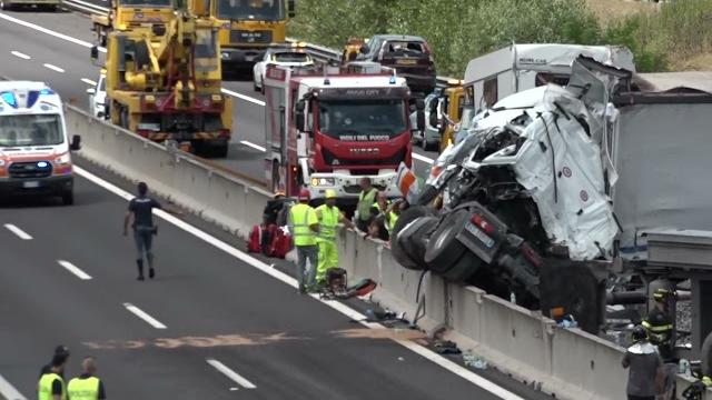 Inferno in A1, vittime e feriti in un maxi tamponamento. Morti due soccorritori della Misericordia - mWPahlsM9jY