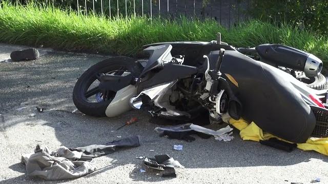 Scontro tra un'auto e uno scooter ad Arezzo. Grave un 50enne - mjqaEF5Hbbw