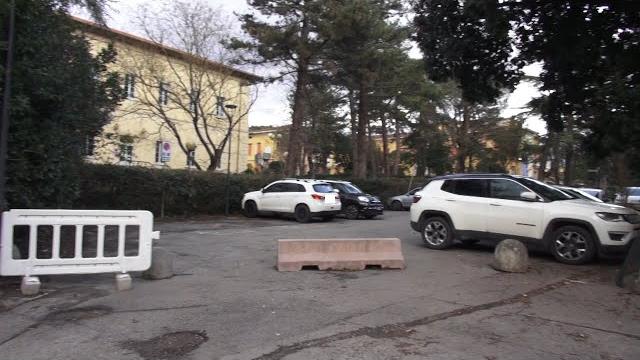 Parcheggi inaccessibili, disabili costretti a raggiungere la palazzina UFSMIA a piedi - mkvHuwhTAs8