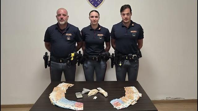 In auto con oltre 140 grammi di sostanze stupefacenti e 17 mila euro, arrestato