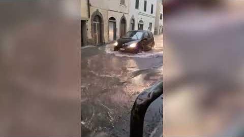 Maltempo nell'Aretino, i danni maggiori in Valdarno. Domani allerta arancione - nTnXJ2KlL0I