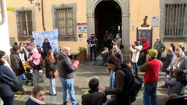 Asilo di Soci ancora chiuso, presidio dei genitori davanti al Comune - oy321bSTfhE