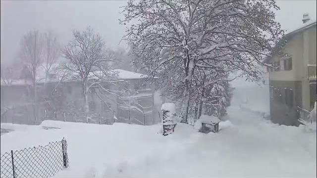 Neve nell'Aretino, arrivano i generatori per Badia Prataglia, ma la situazione resta critica - p0bnl0OpMN4