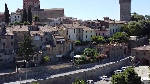 Lucignano, sorprende i ladri sulla porta di casa e viene preso a picconate - pF84Uk3YDaI