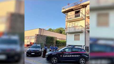 Incendia la casa dell'amico che lo ospita dopo una lite per pochi euro: arrestato un 42enne - ppLp2aJFWVk