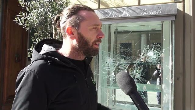 Colpo nella notte in una gioielleria, ladro scappa e si nasconde nel cassonetto: arrestato - r38___JIXNY