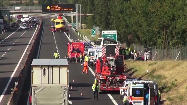Incidente in A1, un poliziotto fuori servizio il primo ad intervenire in soccorso dei passeggeri - rCXMgnhiBnI