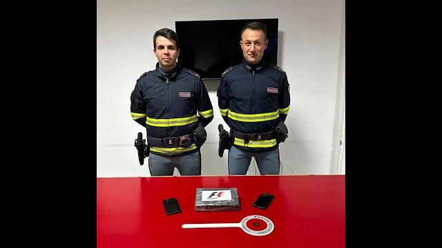 Arezzo, arrestati due narcotrafficanti. Trovati con quasi 5 Kg di cocaina - rKwV7F01PD4