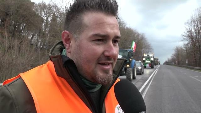 A Bettolle è tornata la protesta dei trattori: corteo al casello autostradale - rXZQljW7G4E