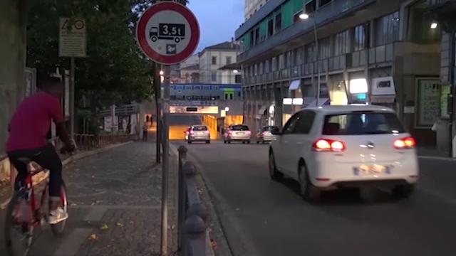 Arezzo. Trovato in strada nudo e sanguinante, arrestato il fratello per tentato omicidio - rmDahyfNspc