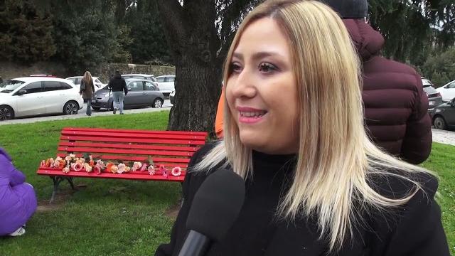 Un roseto e una panchina rossa di fronte alla Prefettura di Arezzo contro la violenza sulle donne - skgcvD8A5wY