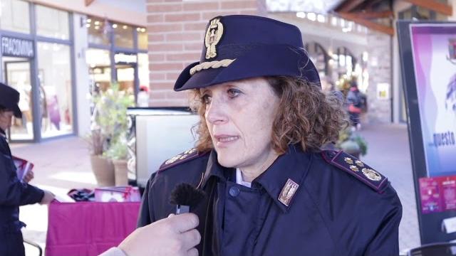"Questo non è amore", la campagna della Polizia di Stato arriva al Valdichiana Village - su_VkX4rt2E