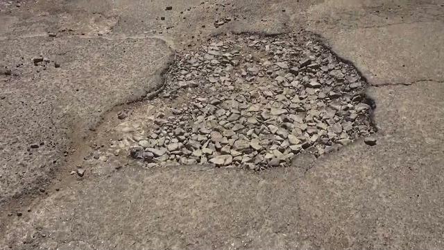 Buche al parcheggio del cimitero, tante segnalazioni ma tutto resta uguale - txt8CWBvKMA