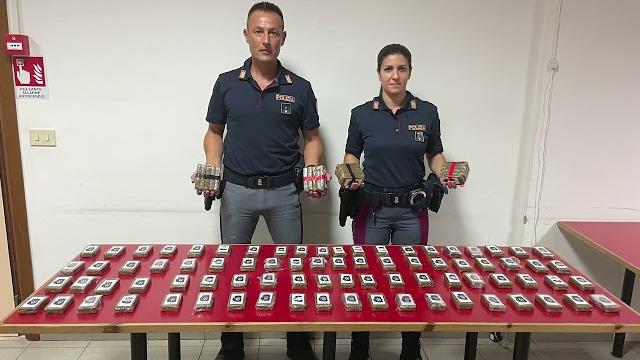 Viaggiavano con 10 chili di droga sotto i sedili: arrestati dalla Polizia Stradale - vSXAxcUHlA4