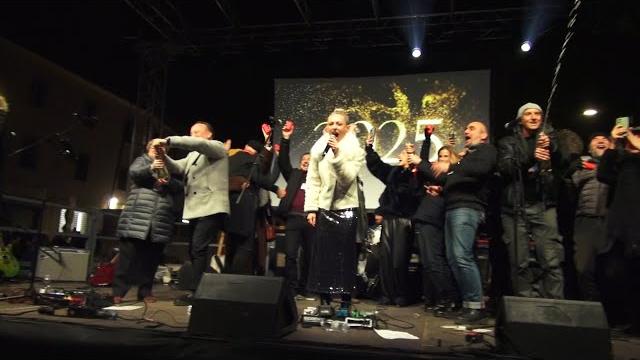 Buon 2025 Arezzo! Così la festa e la cronaca del capodanno aretino - vXvkxPKPK8Q