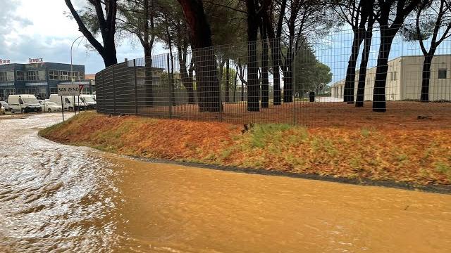 Nubifragio ad Arezzo, decine gli allagamenti. Eppure nessuna allerta meteo per il 17 agosto - w7d1bLiYG0o